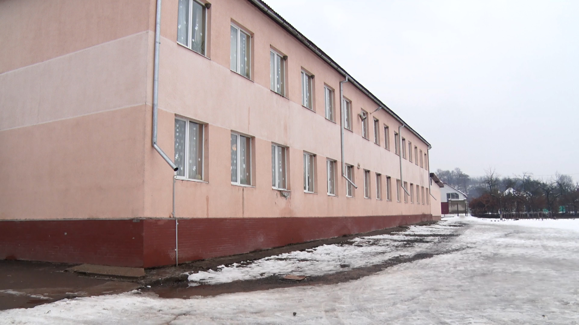 У селищі Кольчино Мукачівського району десятками років очікують будівництва нової школи (ВІДЕО)