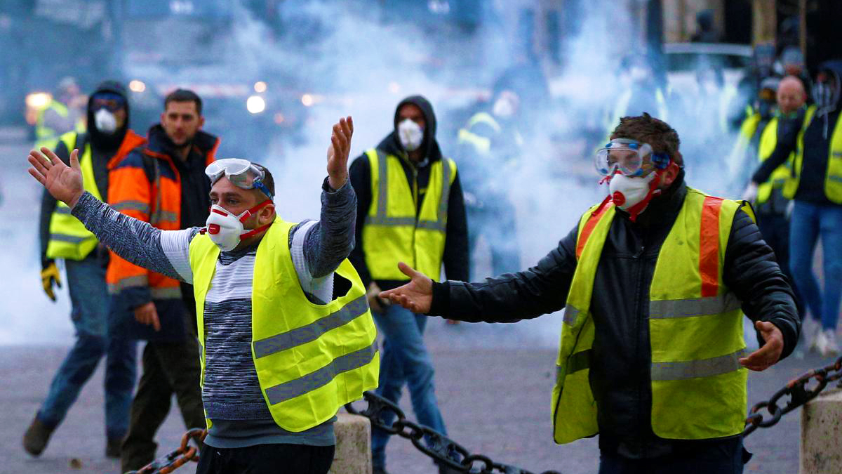 У Парижі та Буржі не вщухають протести «жовтих жилетів»