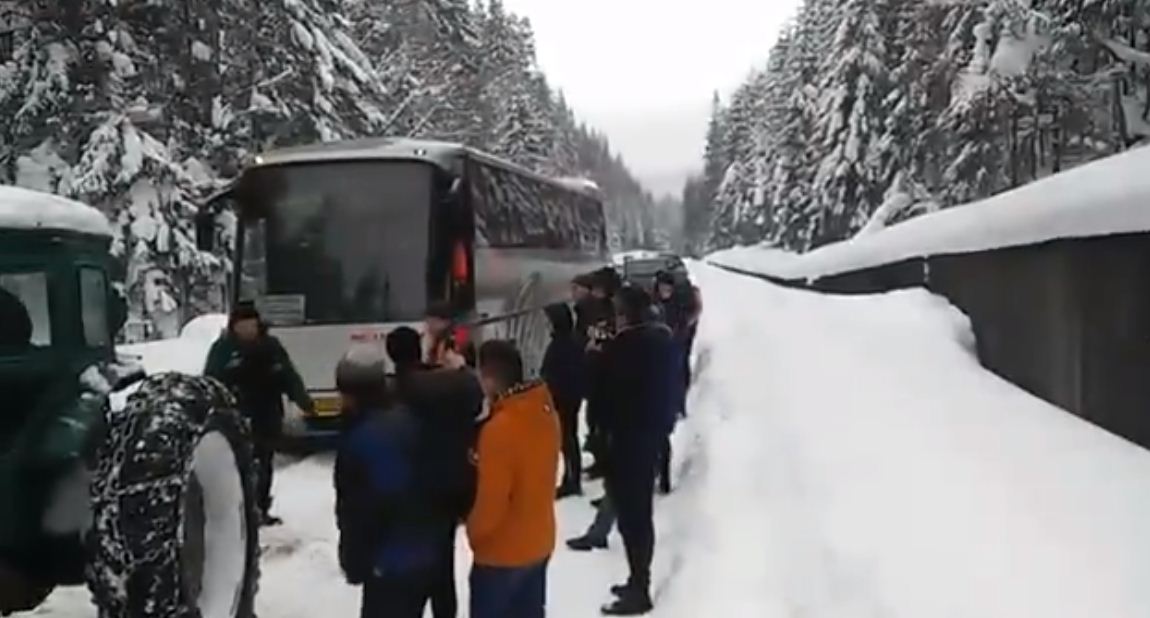 Вишківський перевал: пасажирський автобус потрапив у снігову пастку (ВІДЕО)