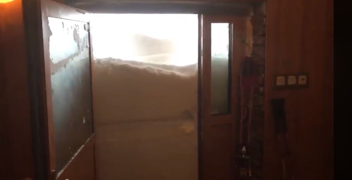 Сніг повністю заблокував метеостанцію в Західних Татрах (відео)