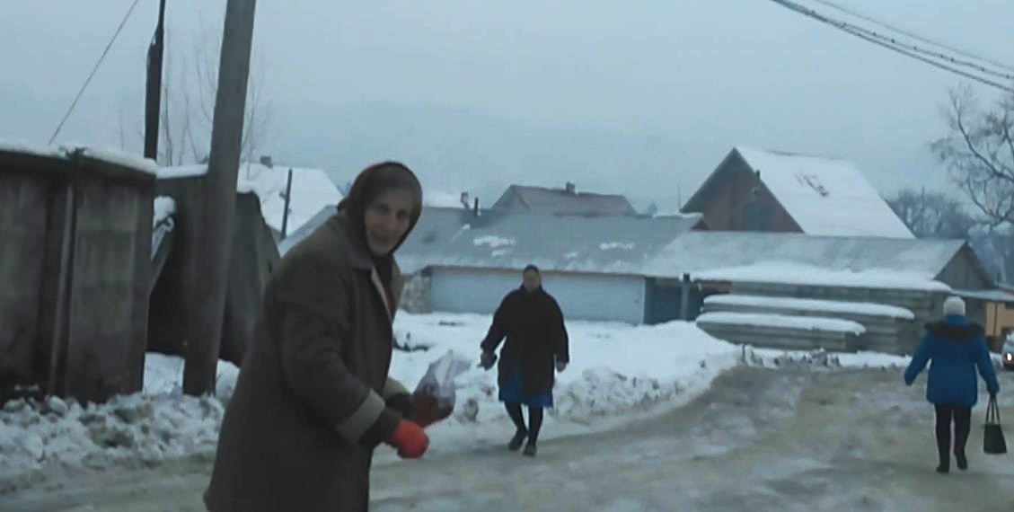 Село Довге: пенсіонерка підсипає сіллю дорогу, бо більше нікому (відео)