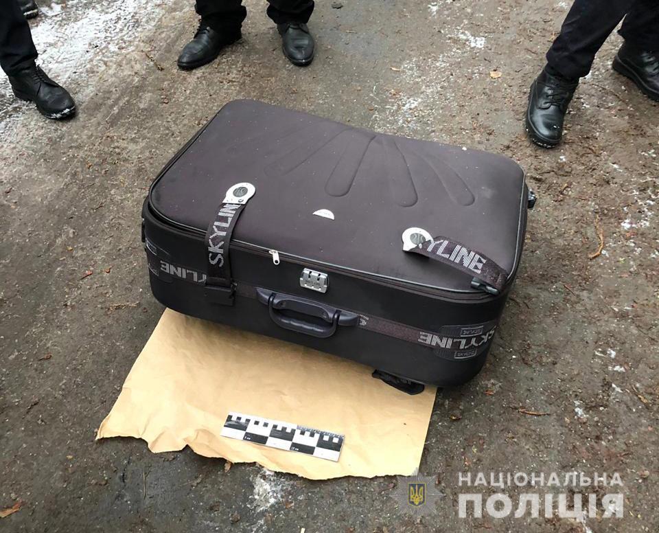 Тіло молодої жінки знайшли у валізі на смітнику (ФОТО)