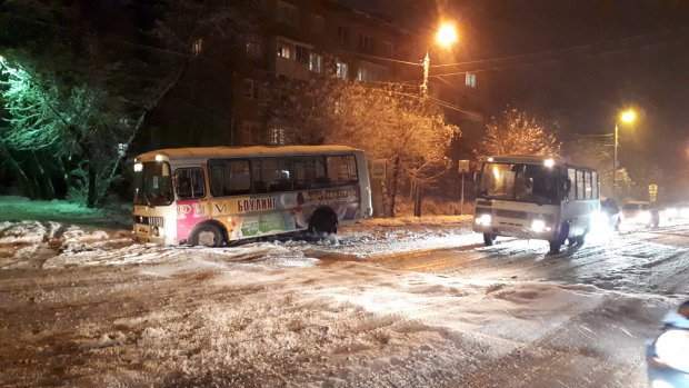 На Харківщині водій позашляховика розстріляв автобус з людьми (ФОТО)