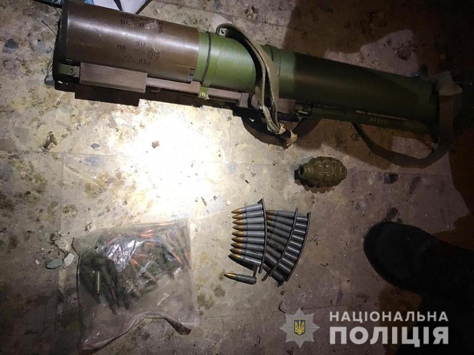 Граната, тротилові шашки та набої: цілий арсенал зброї вилучила СБУ в Ужгороді (ФОТО)
