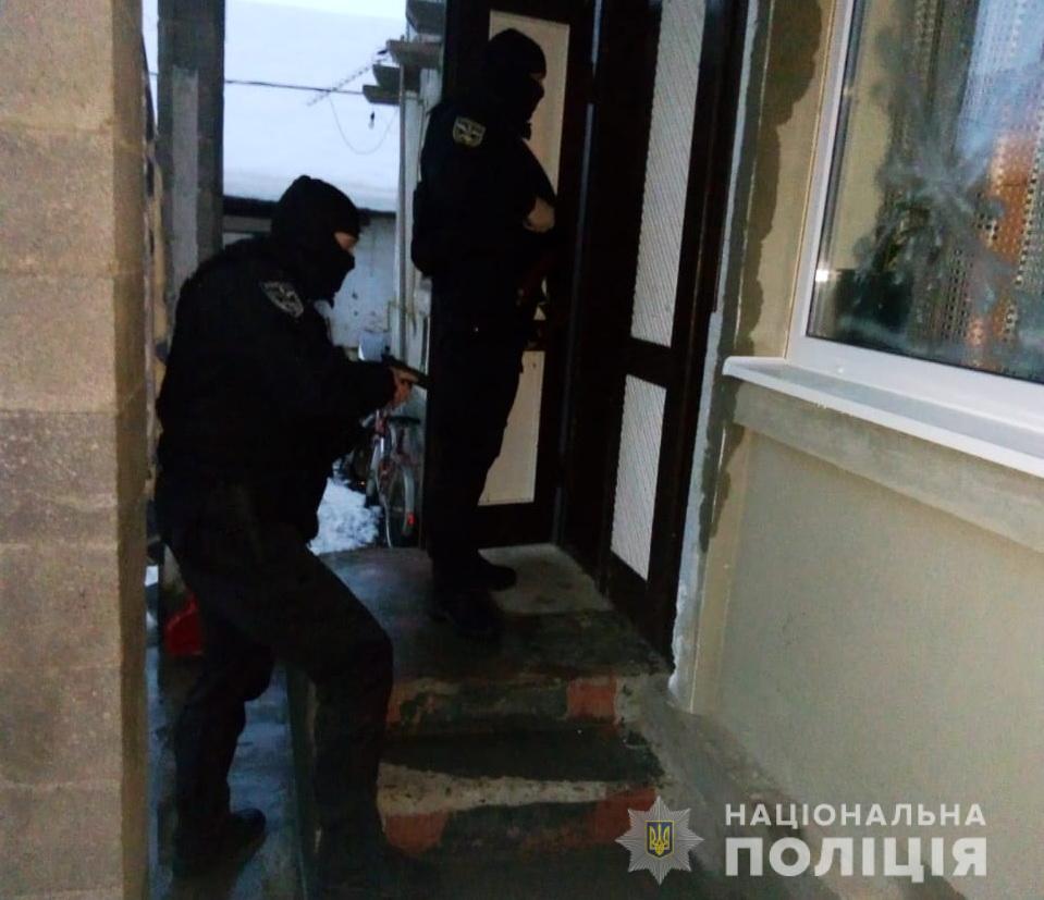 Поліція провела обшук помешкання озброєних хуліганів з Великоберезнянщини
