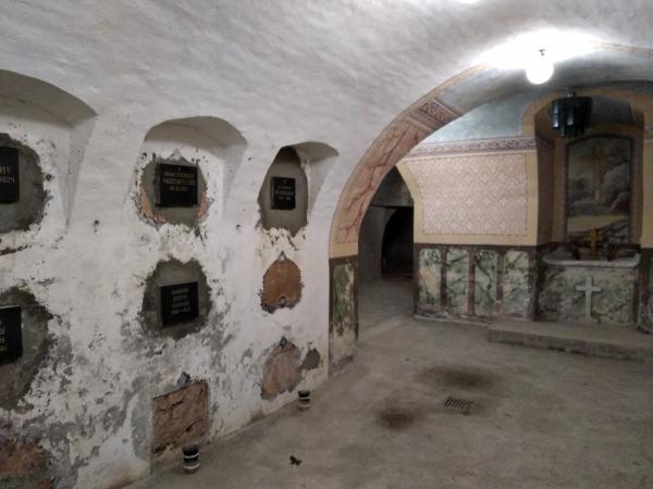 У мережі показали підземний цвинтар в Ужгороді (ФОТО)