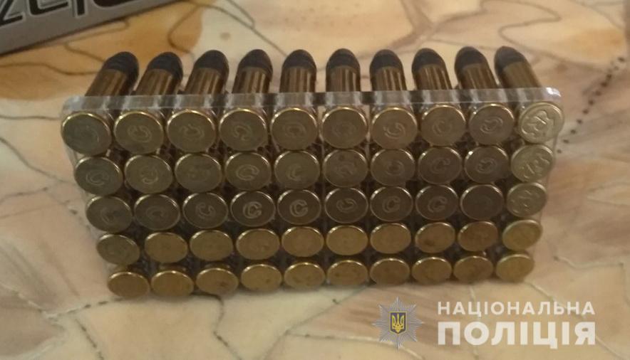 На Закарпатті у берегівчанина вилучили пів сотні патронів та холодну зброю (ФОТО)