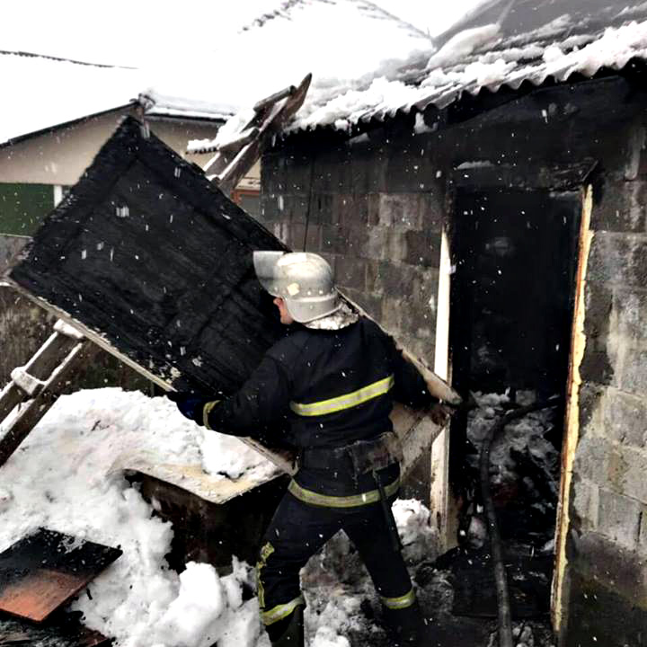 Через пожежу житель Іршавщини ледь не залишився без даху над головою (ФОТО)