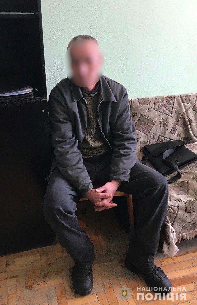 Тілесні ушкодження та грабіж: у Мукачеві злочинець напав на пенсіонера (ФОТО)