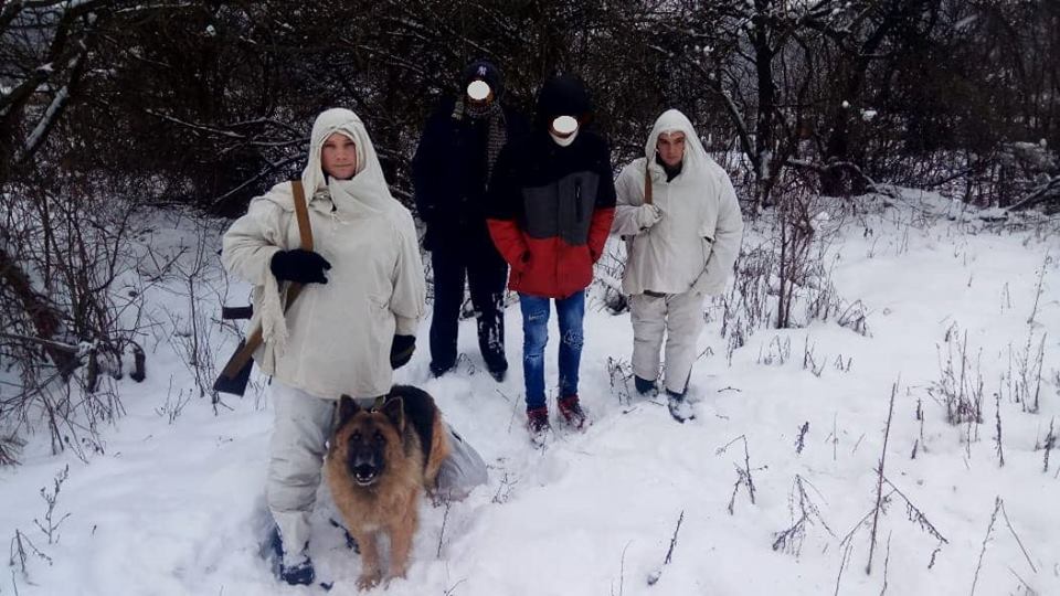 На Закарпатті в горах ледь не замерзли нелегали з Єгипту та Марокко (ФОТО)