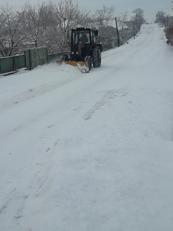 На Закарпатті чоловік самотужки розчистив від снігу дороги у двох селах Мукачівщини (ФОТО)