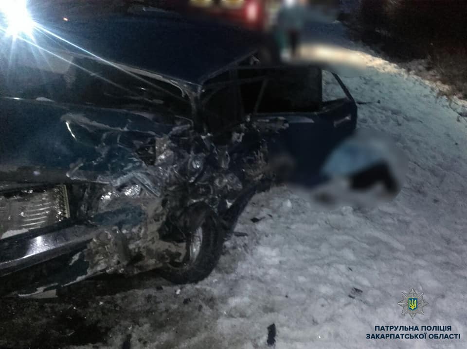 Жахлива аварія поблизу Мукачева: двоє дорослих загинуло, дитину важко травмовано (ФОТО)