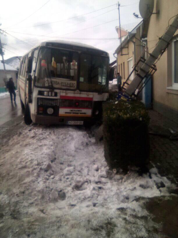 У Сваляві міжміський автобус протаранив електроопору (ФОТО)