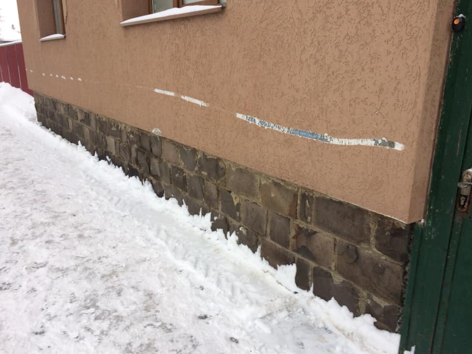 У Мукачеві комунальники прибираючи тротуар пошкодили будинок - соцмережі (ФОТО)