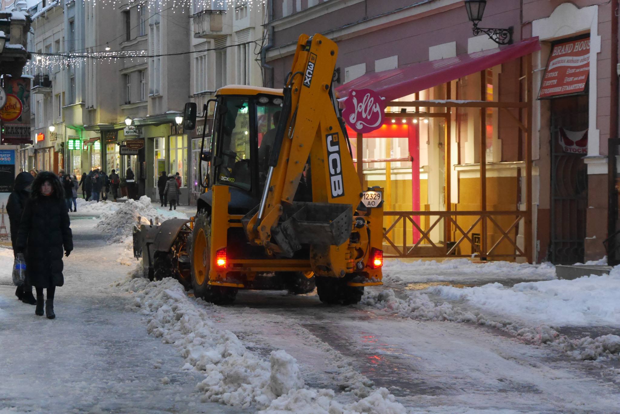 Ужгородців просять не паркувати авто на узбіччях: працює снігоочисна техніка (ФОТО)