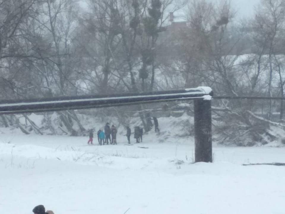 Дитячі розваги на льоду: батьків Мукачева попереджають про небезпеку - соцмережі (ФОТОФАКТ)