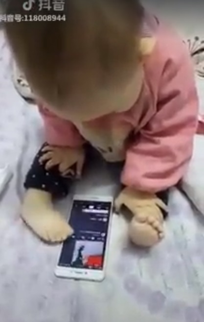 "Ось як треба стрічку продивлятись": мережу "підірвало" відео дитини з мобільним телефоном (ВІДЕО)