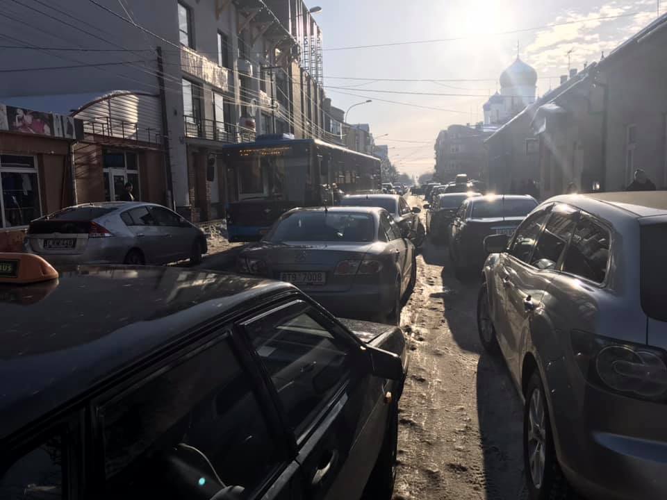 В Ужгороді заблоковано одну з жвавих транспортних артерій у середмісті (ФОТО)