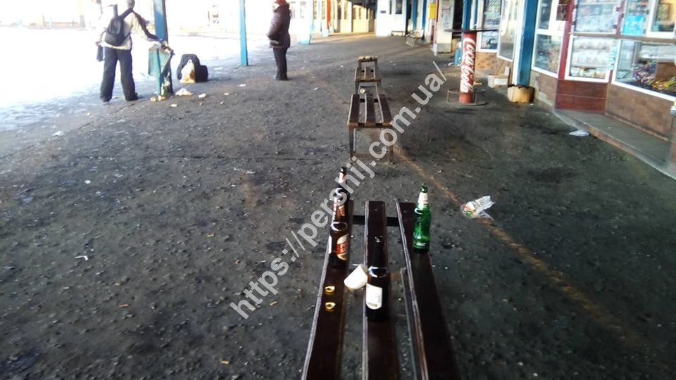 Різдвяне Мукачево: автовокзал Мукачева "прикрашений" пляшками та сміттям (ФОТО)