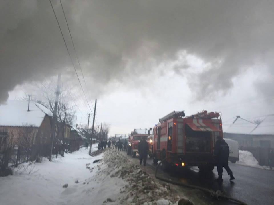 Ранок видався "гарячим": пожежа у Підвиноградові знищила будинок місцевого мешканця (ФОТО)