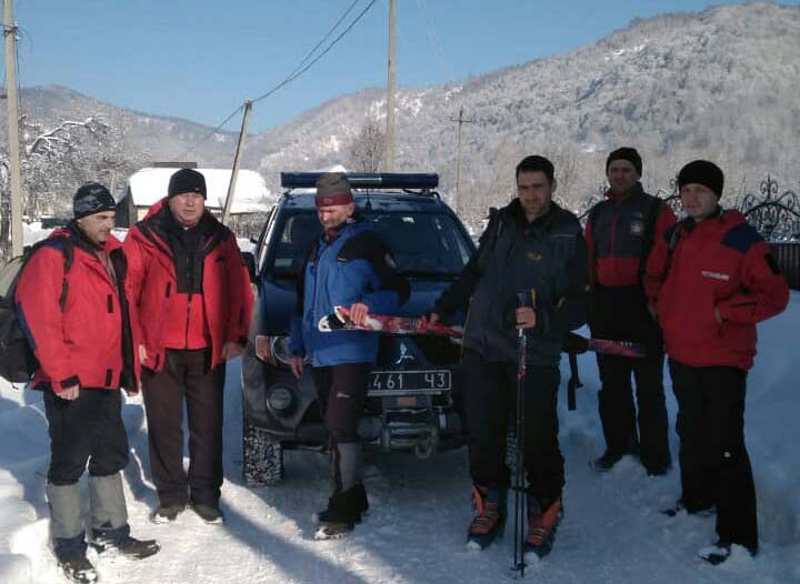 Рятувальникам вдалося відшукати чергового заблукалого туриста в зимових Карпатах (ФОТО)