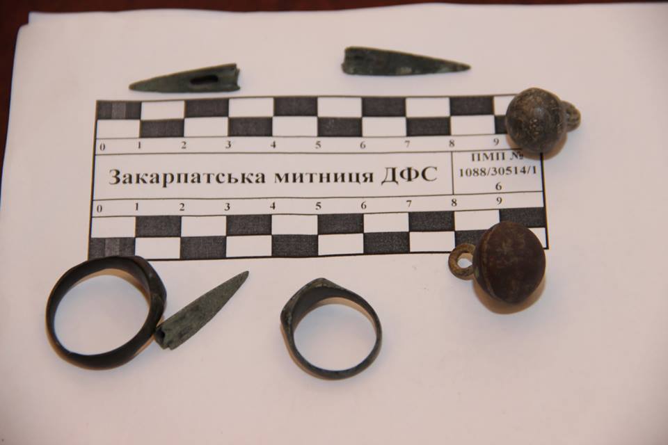 Незвичайні експонати: в Ужгороді митники передали конфіскати до музею (ФОТО)