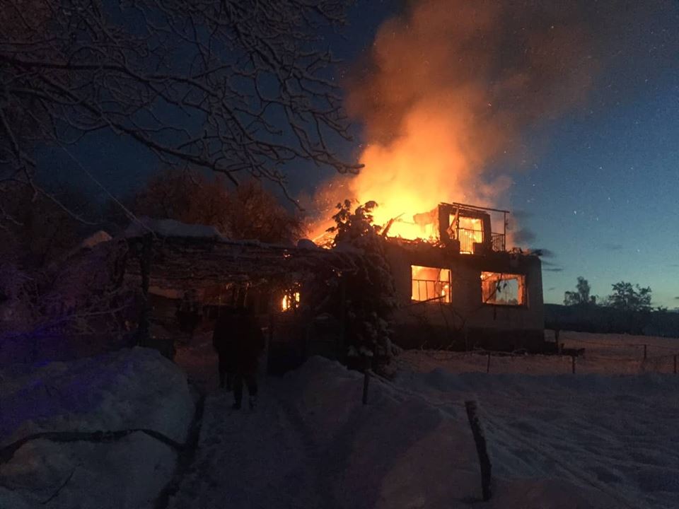 Подружжя з Іршавщини госпіталізували внаслідок масштабної пожежі (ФОТО)