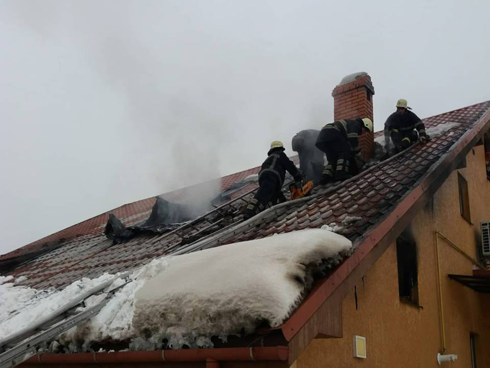 Чергова пожежа у місті ледь не залишила жителів Мукачева без даху над головою (ФОТО)