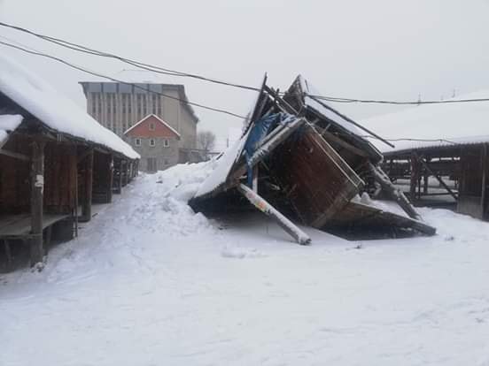 У Міжгір’ї від снігу завалилися торгові ряди на ринку (ФОТО)