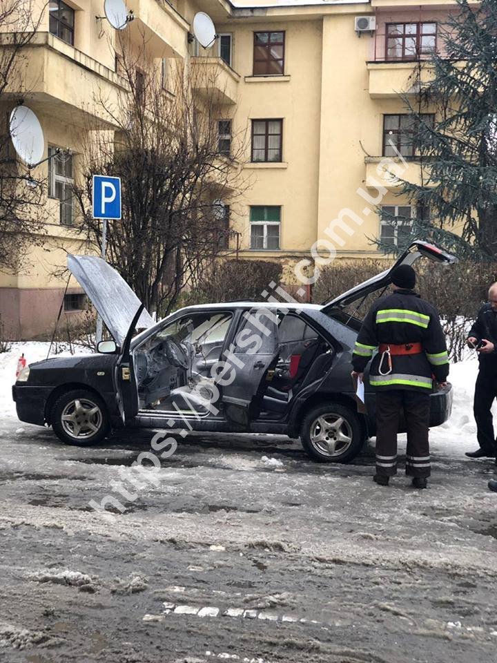 В Ужгороді, біля ОДА, палала автівка (ФОТО)