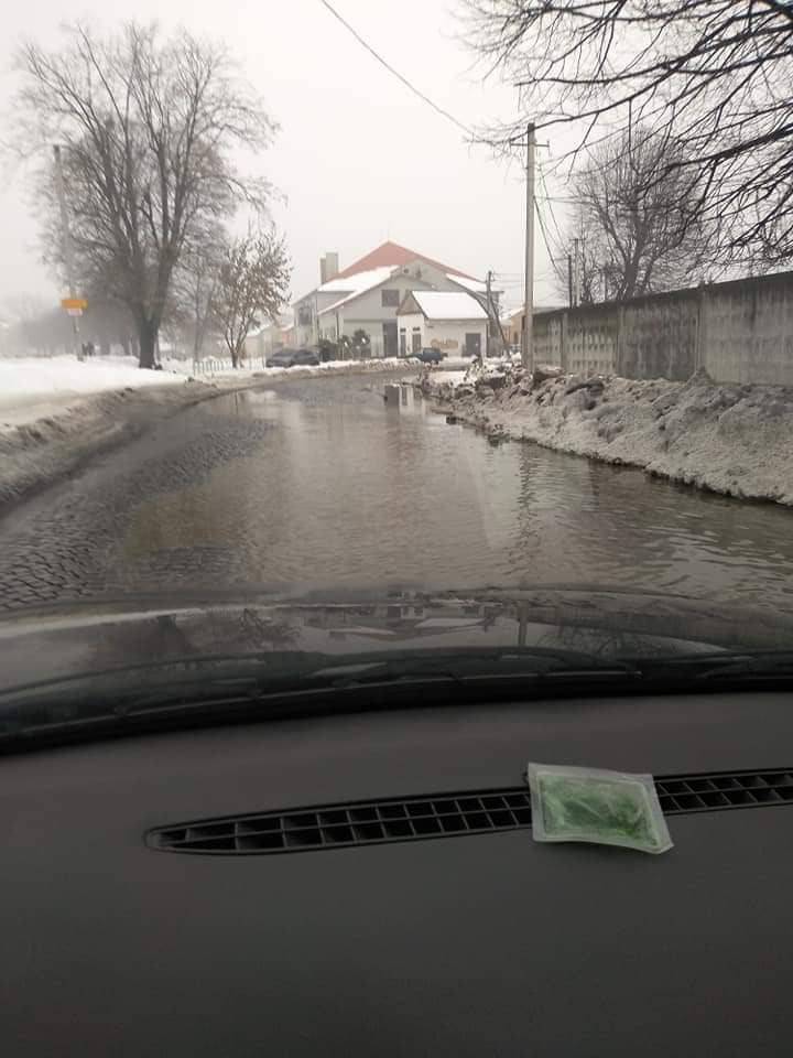 Висока ймовірність паводку? В Мукачеві вже є підтоплені вулиці (ФОТО)