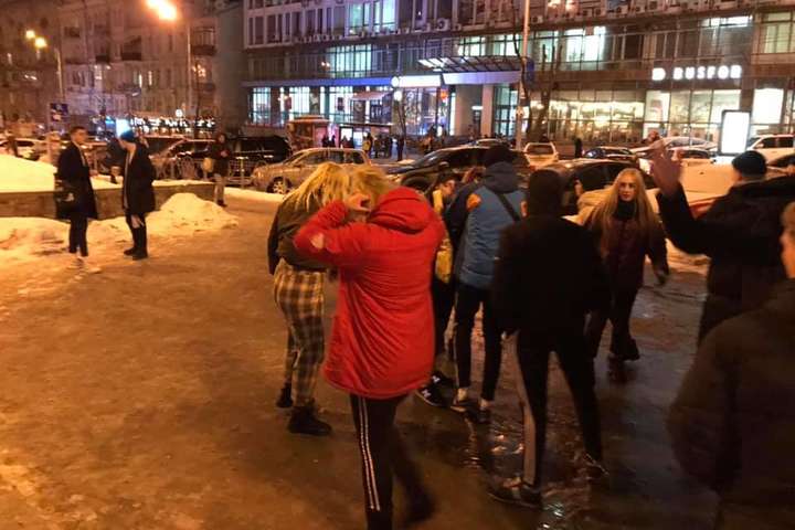 У Києві група школярів жорстоко побила чоловіка біля входу на станцію метро (ФОТО, ВІДЕО)