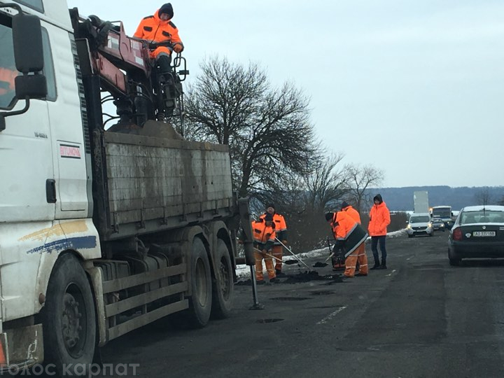 На Іршавщині проводять ремонтні роботи доріг: рух автомобілів ускладнено (ФОТО)