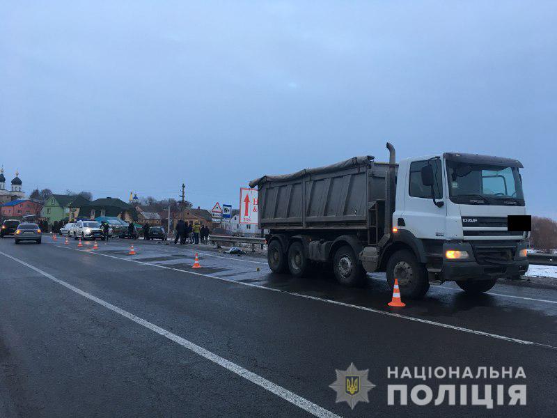 Трагедія на трасі «Київ-Чоп»: під колесами вантажівки загинула молода жінка (ФОТО)