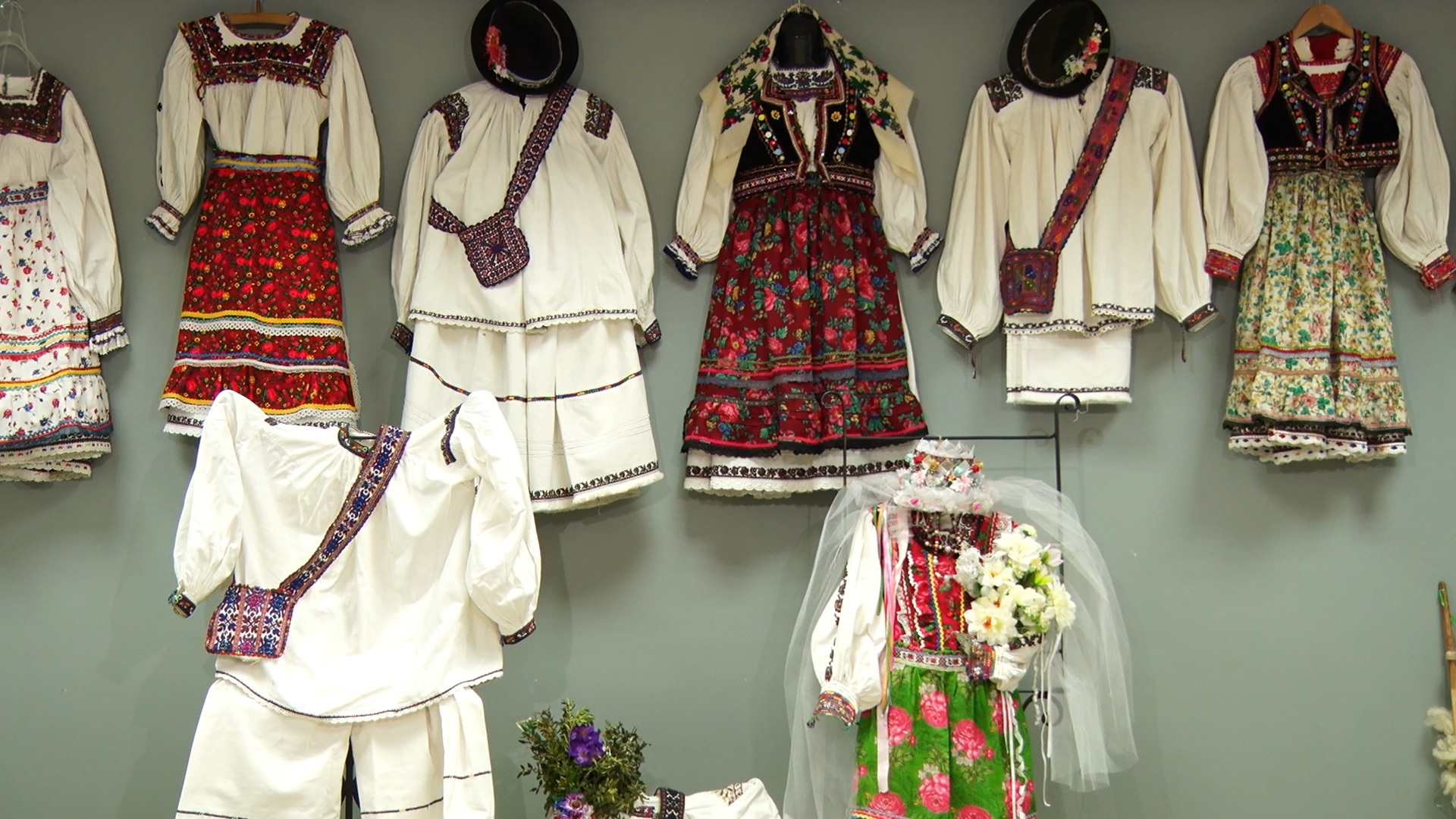 У Виноградові відкрили унікальну виставку народних костюмів та предметів побуту (ВІДЕО)