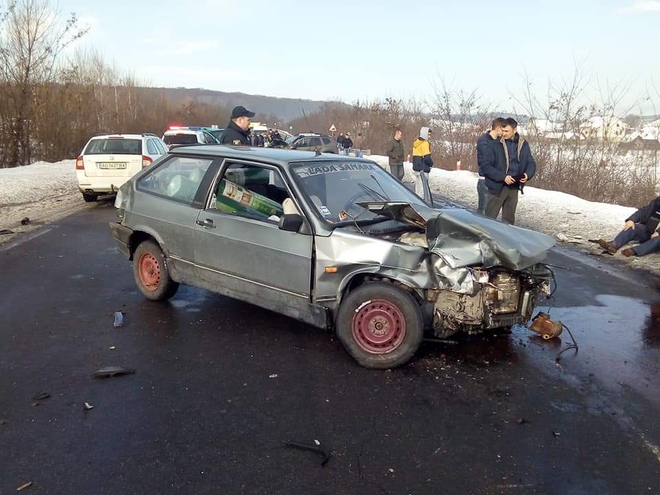 Масштабне зіткнення: на Ужгородщині у ДТП потрапили п'ять автівок (ФОТО)