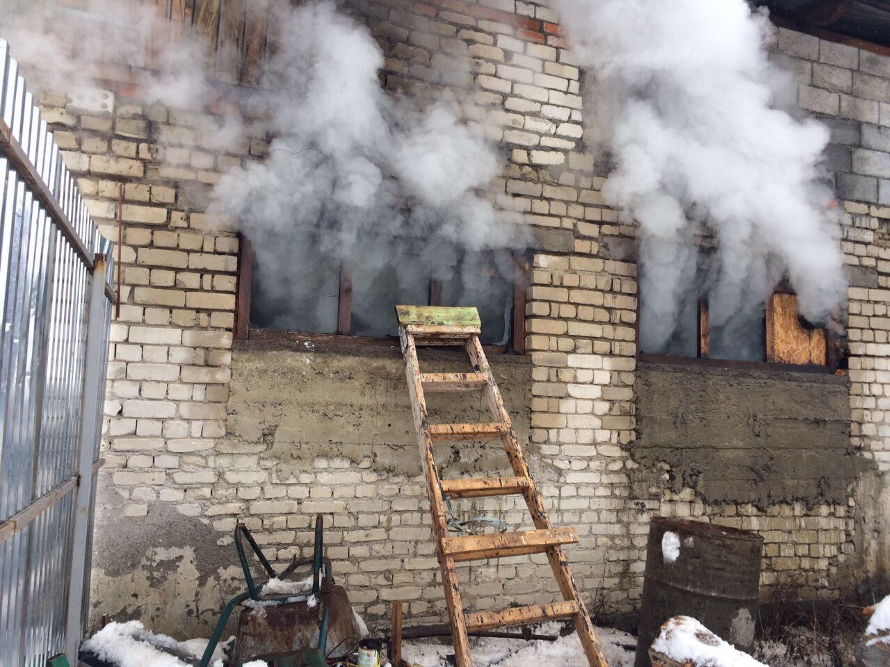 Понад чотири години рятувальники приборкували пожежу на Мукачівщині (ФОТО)