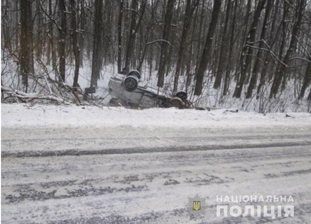 На Мукачівщині «Audi A6» не розминувся з «ВАЗ-2110»: авто на даху, двоє людей у важкому стані (ФОТО)