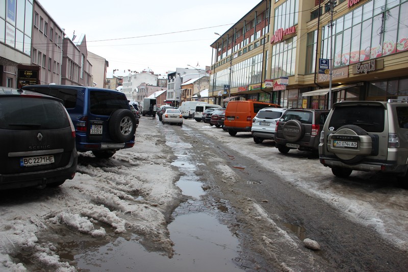 Стан ужгородських доріг жахливий: комунальники не справляються з прибиранням снігу (ФОТО)