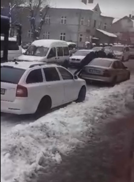 В Ужгороді "геній" паркування заблокував проїзд цілої вулиці (ВІДЕО)