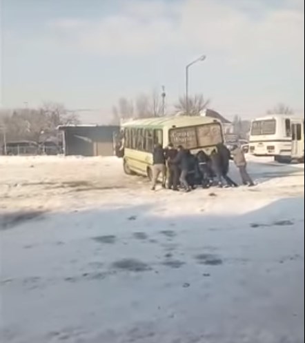 Мешканцям Іршави, через негоду, довелося штовхати рейсовий автобус (ВІДЕО)