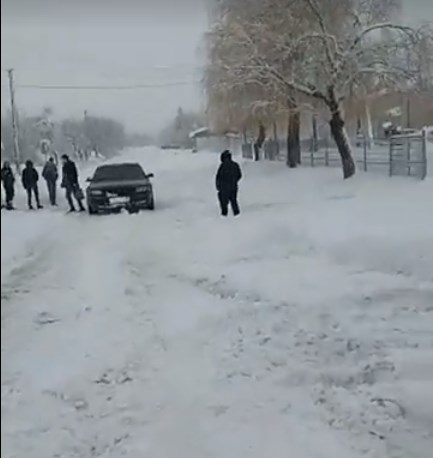 Закарпатці в селі Анталовці самі чистять дороги від снігу (ВІДЕО)