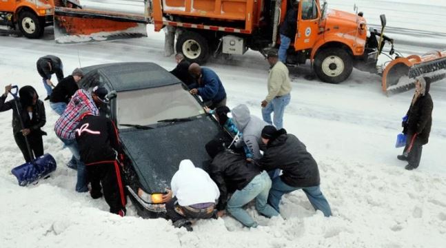 До уваги водіїв: куди телефонувати, якщо ви застрягли на дорозі чи в снігових заметах (НОМЕРИ)
