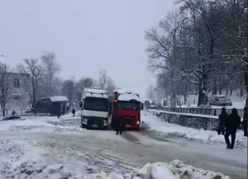 Транспортний колапс на Виноградівщині: вантажівки застрягли на засніженому шляху (ВІДЕО)