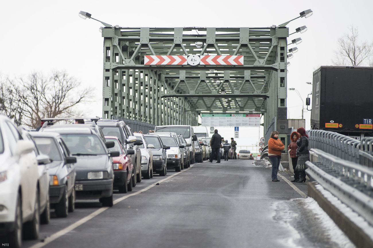 Сотні автівок застрягли на кордонах з Угорщиною на Закарпатті