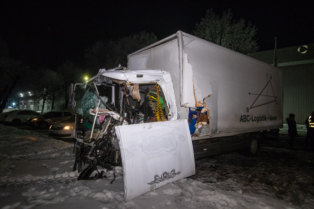 Фатальне зіткнення вантажівок: є загиблі (ФОТО)