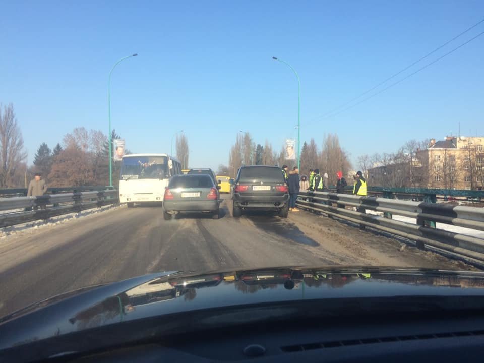 Рух транспортним мостом в Ужгороді ускладнено через ДТП (ФОТО)