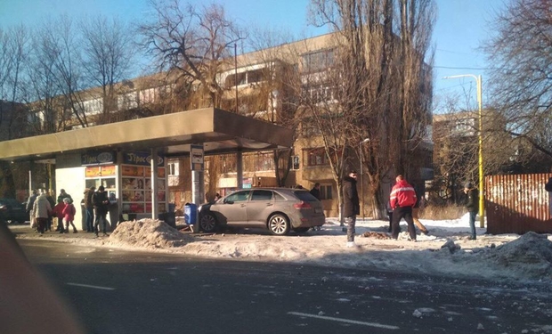 ДТП в Ужгороді: авто влетіло в автобусну зупинку (ФОТО)