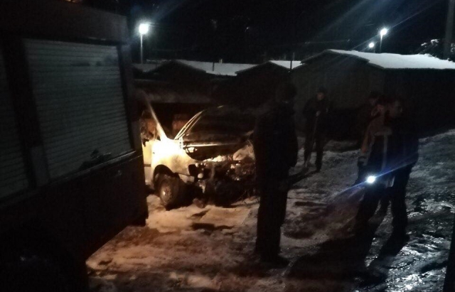 У Мукачеві ввечері згорів Volkswagen Caddy (ФОТО)