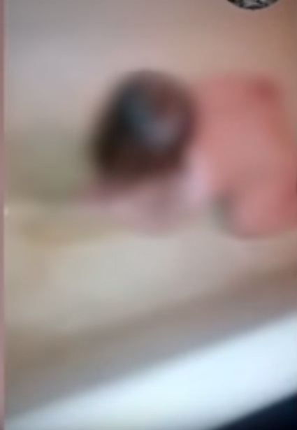 Мати зняла на відео знущання з власної дитини (ВІДЕО 18+)